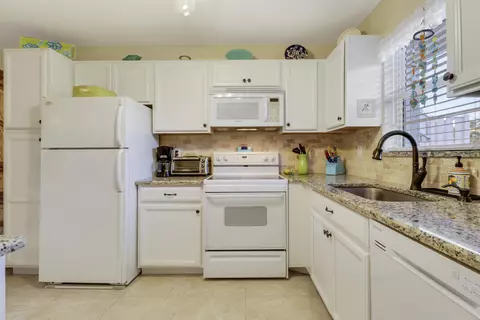 Kitchen - 2929 SE Ocean Blvd #112-2, Stuart, FL 34996 photo 4 of 7