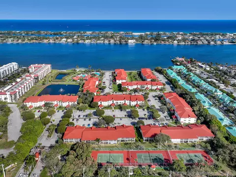 105 Half Moon Cir #F1, Hypoluxo, FL 33462