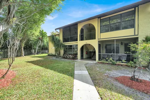 330 Pine Ridge Cir #B-2, Greenacres, FL 33463