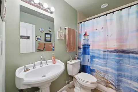 Bath - 305 Circle E, Jupiter, FL 33458 photo 3 of 3