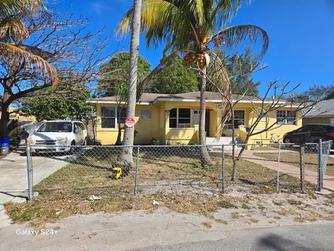 606 S Pine St, Lake Worth, FL 33460