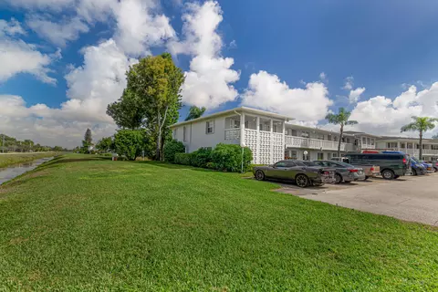 2901 SW 15th St #102, Delray Beach, FL 33445