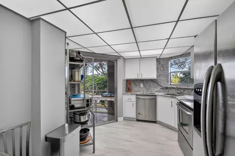3524 Via Poinciana #303, Lake Worth, FL 33467