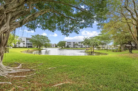 9340 Lagoon Pl #206, Davie, FL 33324