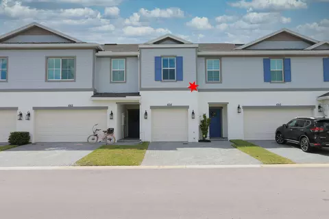 656 NE Waters Edge Ln, Port Saint Lucie, FL 34983