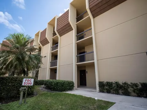 5390 Woodland Lakes Dr #104, Palm Beach Gardens, FL 33418