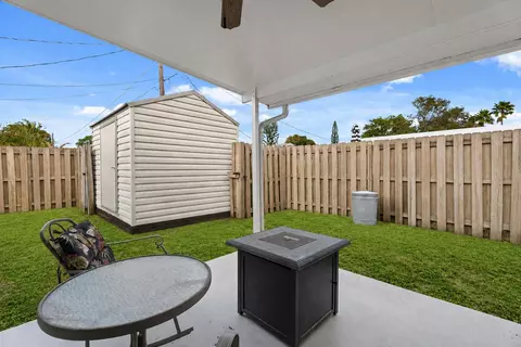 Exterior - 1341 SE Seashell Ln, Stuart, FL 34996 photo 5 of 6