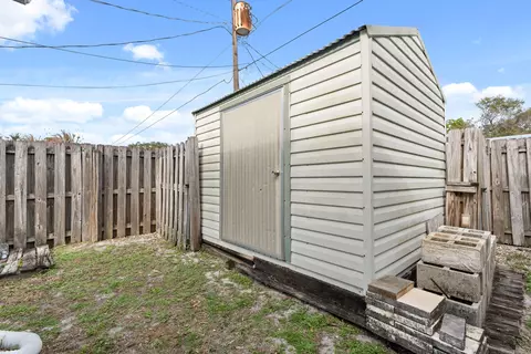 Exterior - 1341 SE Seashell Ln, Stuart, FL 34996 photo 5 of 7