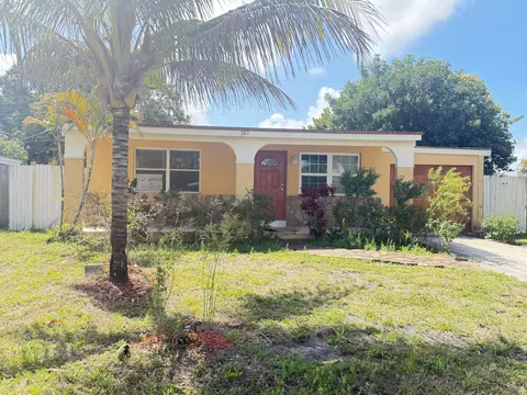 520 Seagrape Rd N, Lantana, FL 33462