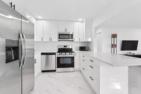 688 SW Lake Ct, Boynton Beach, FL 33426
