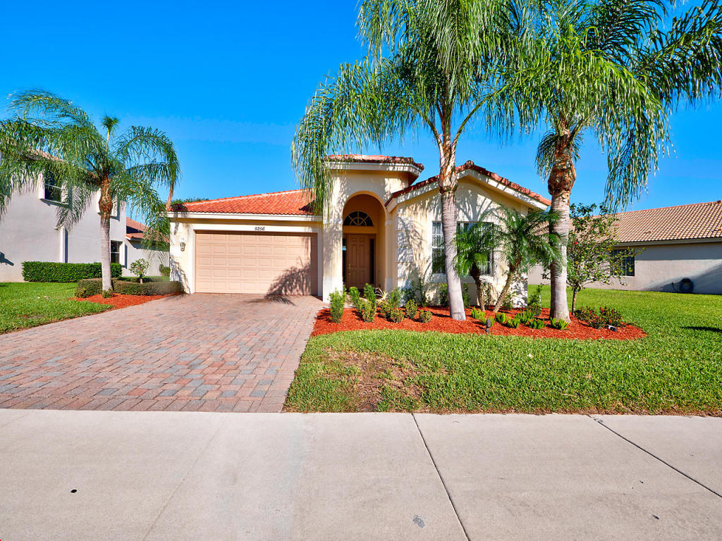 5256 SE Graham Dr, Stuart, FL 34997 photo 1