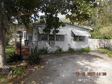147 SE Riverbend St, Stuart, FL 34997 photo 1