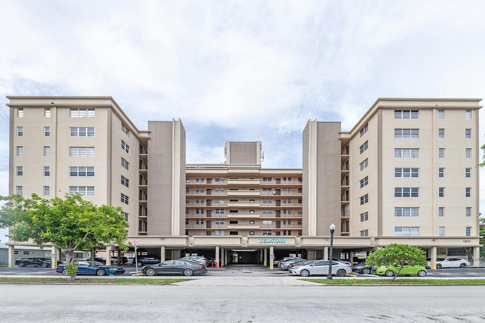 1811 Jefferson St #501, Hollywood, FL 33020 | 28 Photos - Movoto