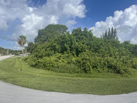 1197 SE Petunia Ave, Port Saint Lucie, FL 34952