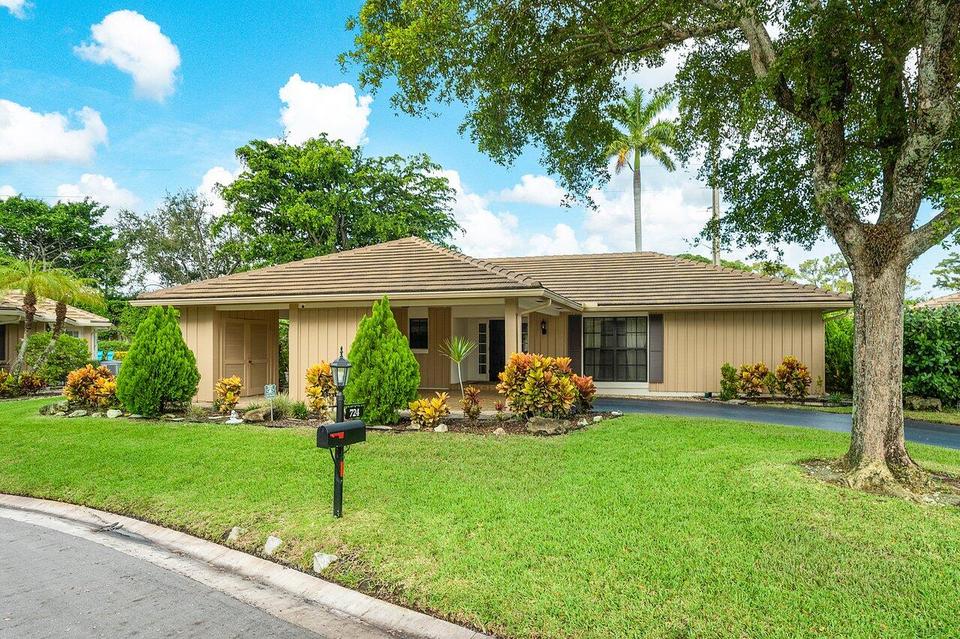 724 Muirfield Cir, Atlantis, FL 33462 1 photo MLS RX10834637 Movoto