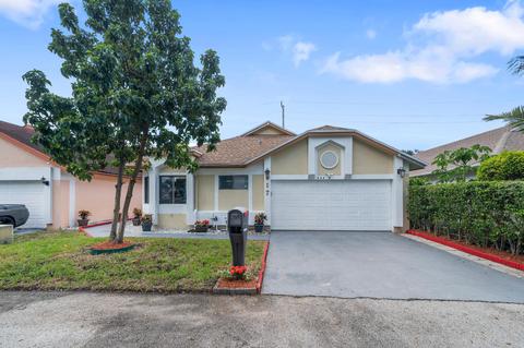 917 E Maple St, North Lauderdale, FL 33068 photo 1