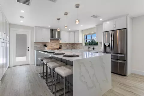 700 Eastwind Dr, North Palm Beach, FL 33408