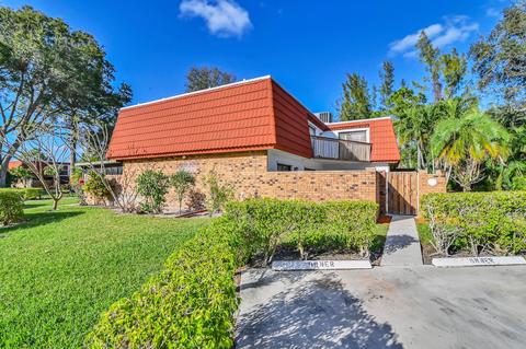 4696 Suburban Pines Dr, Lake Worth, FL 33463
