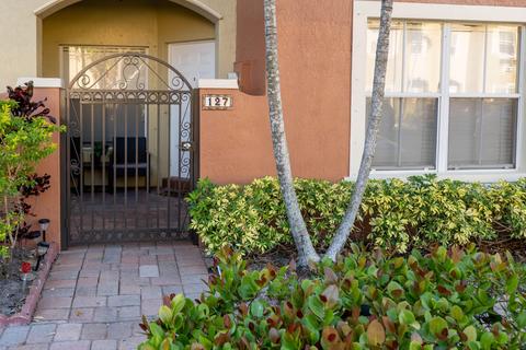 127 Lake Monterey Cir, Boynton Beach, FL 33426