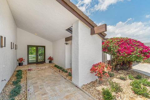 586 Pine Lake Dr, Delray Beach, FL 33445