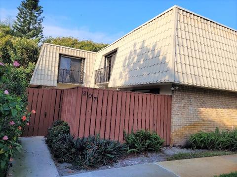 1700 Embassy Dr #207, West Palm Beach, FL 33401