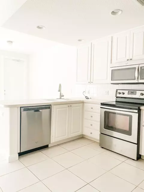 182 Caravelle Dr, Jupiter, FL 33458