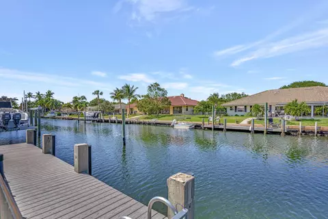 9015 SE Harbor Island Way, Hobe Sound, FL 33455