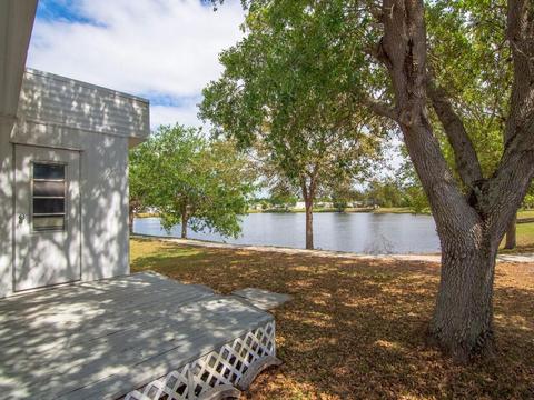 19 Santa Maria Ct, Port Saint Lucie, FL 34952