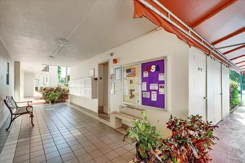 3661 Via Poinciana #113, Lake Worth, FL 33467