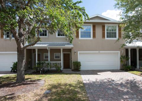 616 NE Bent Paddle Ln, Port Saint Lucie, FL 34983
