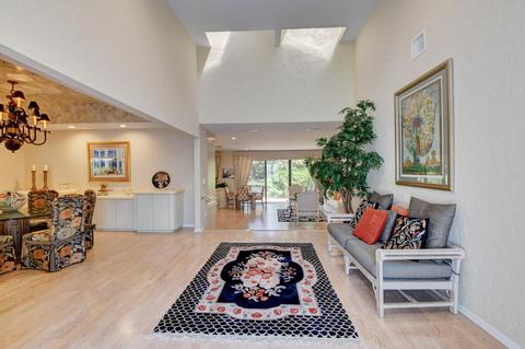 36 Hampshire Ln, Boynton Beach, FL 33436