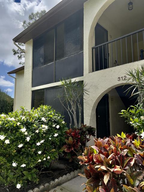 312 Knotty Pine Cir #B-2, Greenacres, FL 33463