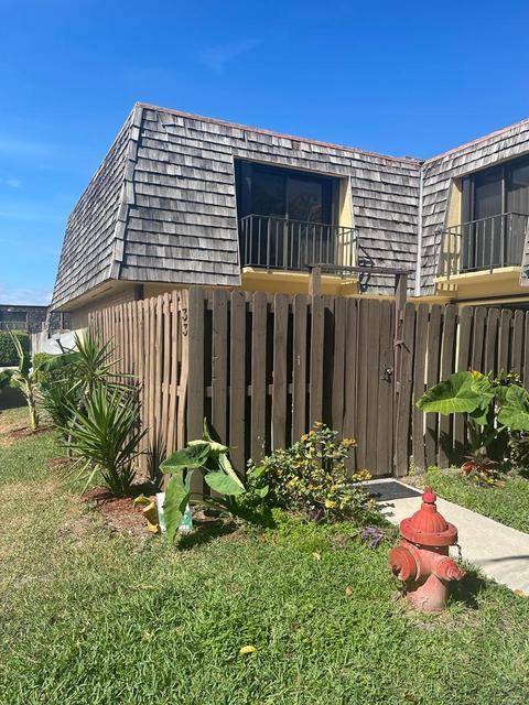 33 Lake Arbor Dr, Palm Springs, FL 33461