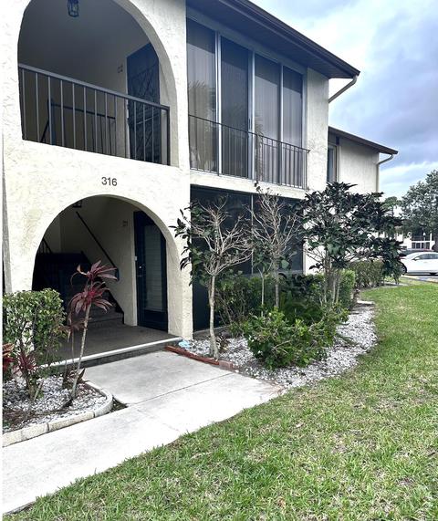316 Knotty Pine Cir #D-1, Lake Worth, FL 33463