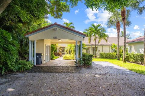 2236 Las Casitas Dr, Wellington, FL 33414