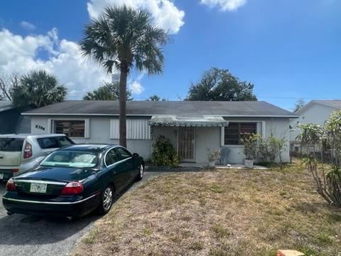 5704 Elmwood St, Mangonia Park, FL 33407