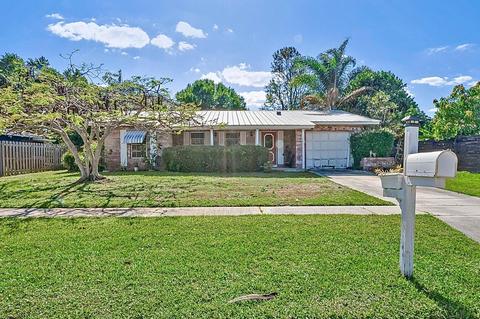 298 NE Midfield Ln, Port Saint Lucie, FL 34983