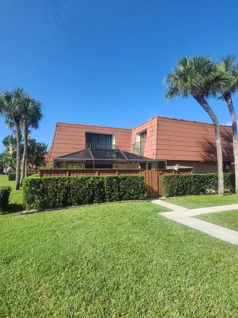 322 Buttonwood Ln, Boynton Beach, FL 33436