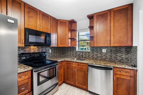 9370 SW 8th St #111, Boca Raton, FL 33428