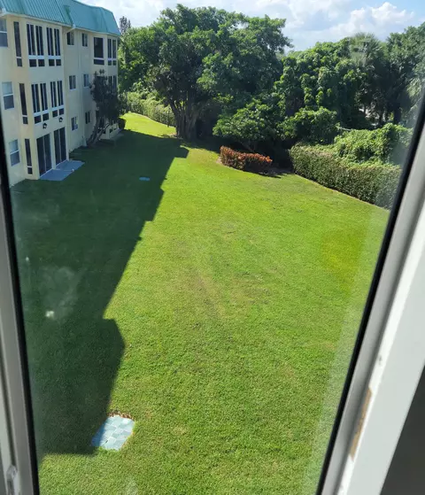 15 Colonial Club Dr #303, Boynton Beach, FL 33435