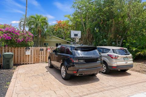 1061 NE 33rd St, Oakland Park, FL 33334