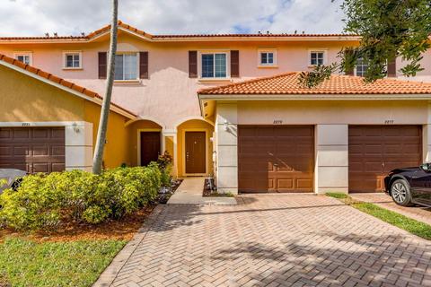 8879 N Isles Cir, Tamarac, FL 33321