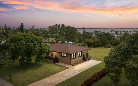 2273 NE Seaview Dr, Jensen Beach, FL 34957
