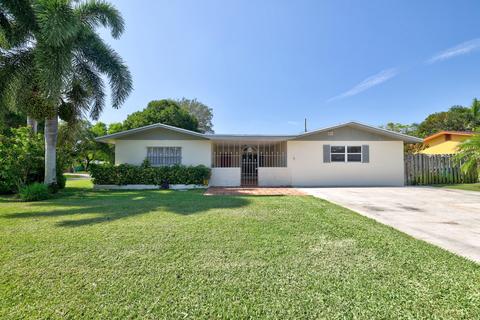 2401 Holiday Ct, Fort Pierce, FL 34982
