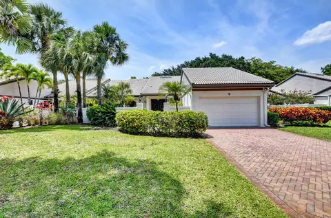 9 Clubhouse Ln, Boynton Beach, FL 33436