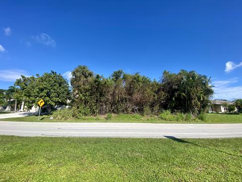 1185 SE Cambridge Dr, Port Saint Lucie, FL 34952