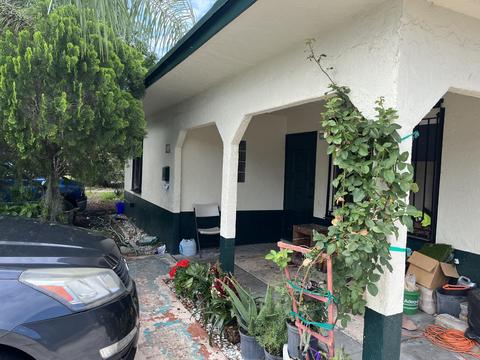 805 N E, Lake Worth, FL 33460
