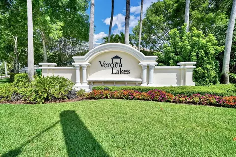 9550 Lago Dr, Boynton Beach, FL 33472