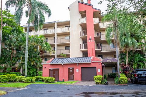 2208 S Cypress Bend Dr #305, Pompano Beach, FL 33069