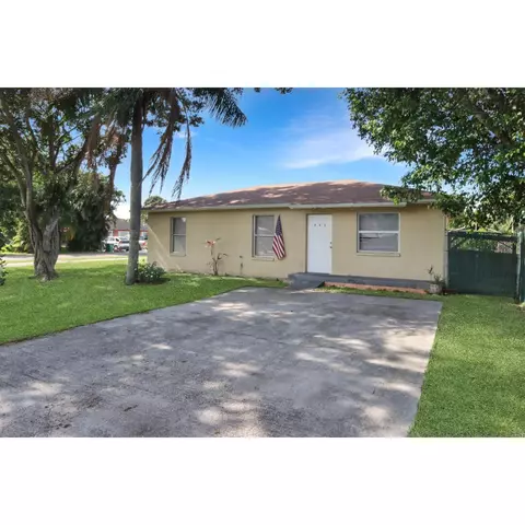 402 W 5th Ter, Pahokee, FL 33476